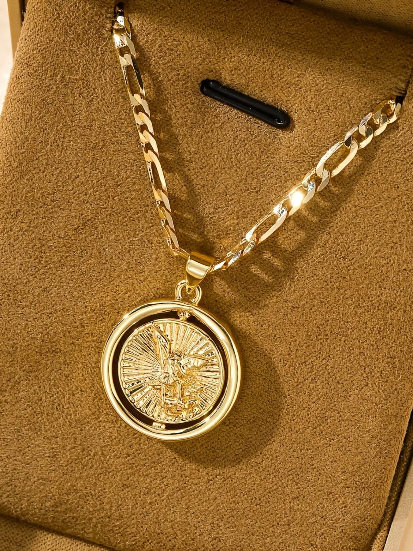 High-Quality Simple Golden Archangel Michael Rotating Pendant Necklace, Fidel Chain Unisex Religious Guardian Amulet Jewelry, Dainty Faith Jewelry, Alloy Necklace