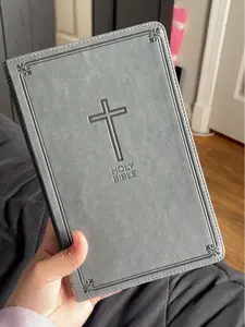 NKJV, Deluxe Gift Bible, Leathersoft, Gray, Red Letter, Comfort Print: Holy Bible, New King James Version Imitation Leather