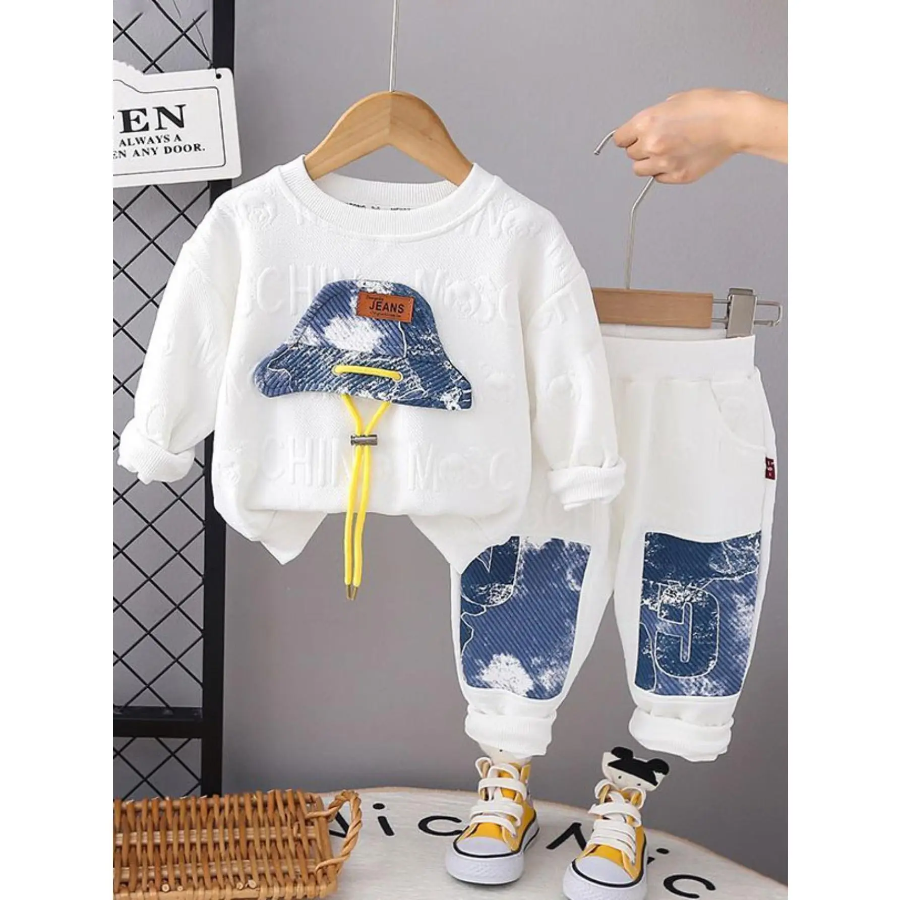 (New)Boys' Two-Piece Spring and Autumn Outfit New Stylish Long-Sleeve Hoodie and Sweatpants Set  Children's Clothing, Perfect for Outdoor