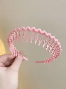 A fashionable and elegant wave headband, chic headbands, Wavy headband, suitable for daily wear, vacation and dating occasions, and also a surprising and exquisite small gift.