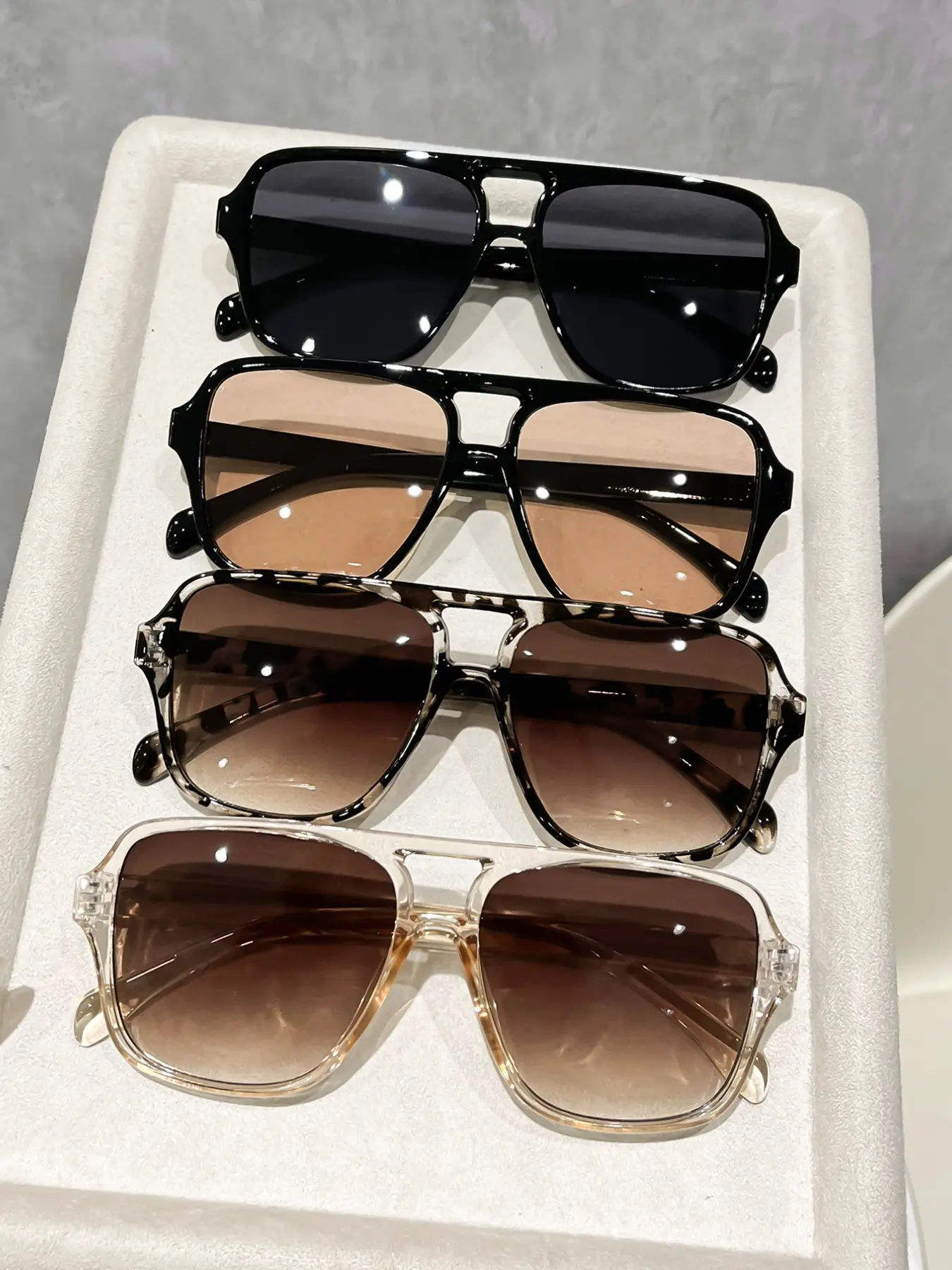 Elegant Vintage Women's Summer Square Framed Tinted Lens Plastic Sunglasses Set, Perfect for Beach, Street and Getaways