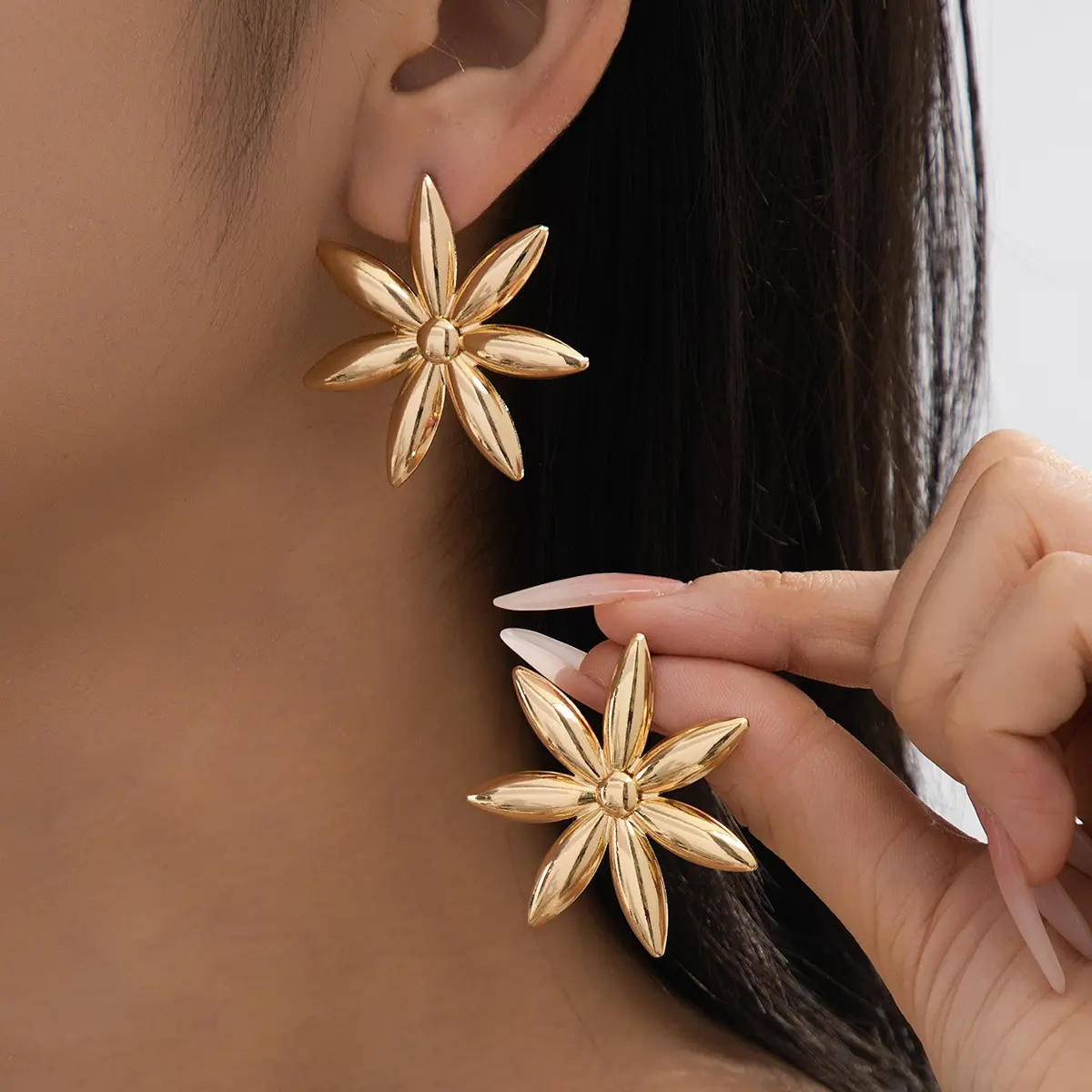 A pair of beach vacation style retro exaggerated golden sunflower earrings, textured floral stud earrings for women, gift