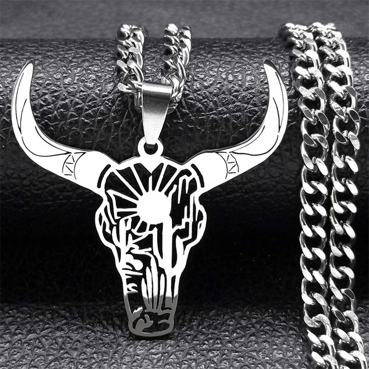 Bull head necklace western cowboy hollow pattern bullfighting necklace animal unisex jewelry gift
