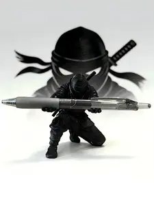 1pc Pen Holder Designed Like a Ninja Warrior, Perfect for Adding a Stylish Touch to Your Desk, It Accommodates Ballpoint Pens, Fountain Pens, Pencils, And Various Stationery Items, Making It an Ideal Gift for Friends And Coworkers