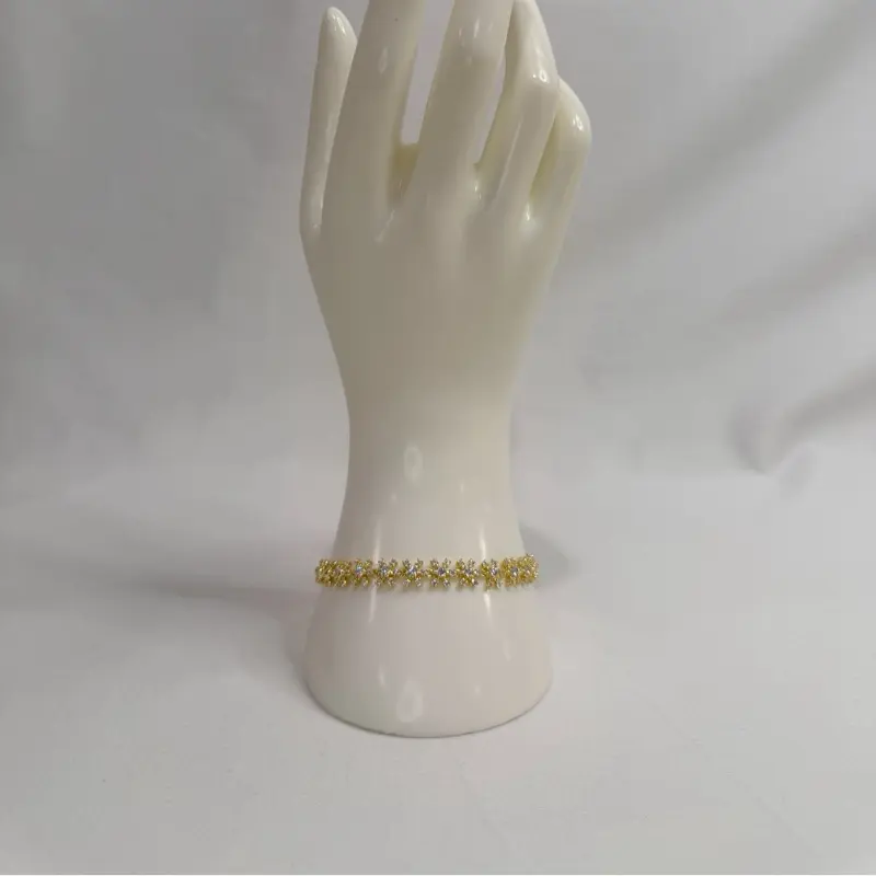 Snowflake Bracelet - Elegant Winter Accessory for Women with Sparkling Snowflake Design and Gold-Tone Finish