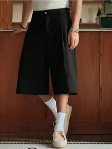 Single piece men’s wide-leg three-quarter dress pants by Leriss, twill fabric with pleat design—loose, casual mid-length trousers suitable for fashion and casual wear. summer shorts