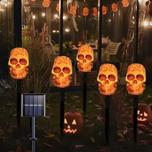 5-piece set of Halloween skulls, outdoor solar ground pillar lights, IPX4 waterproof, suitable for sidewalks, houses, paths, lawns, courtyards, gardens, and holiday party decorations. Spooky Ornaments outdoor halloween decor