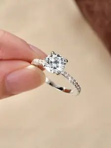 2-carat round moissanite ring, set in 14k gold with four prongs, suitable for daily commuting, vacation, dating, and also serves as an exquisite and surprising small gift.