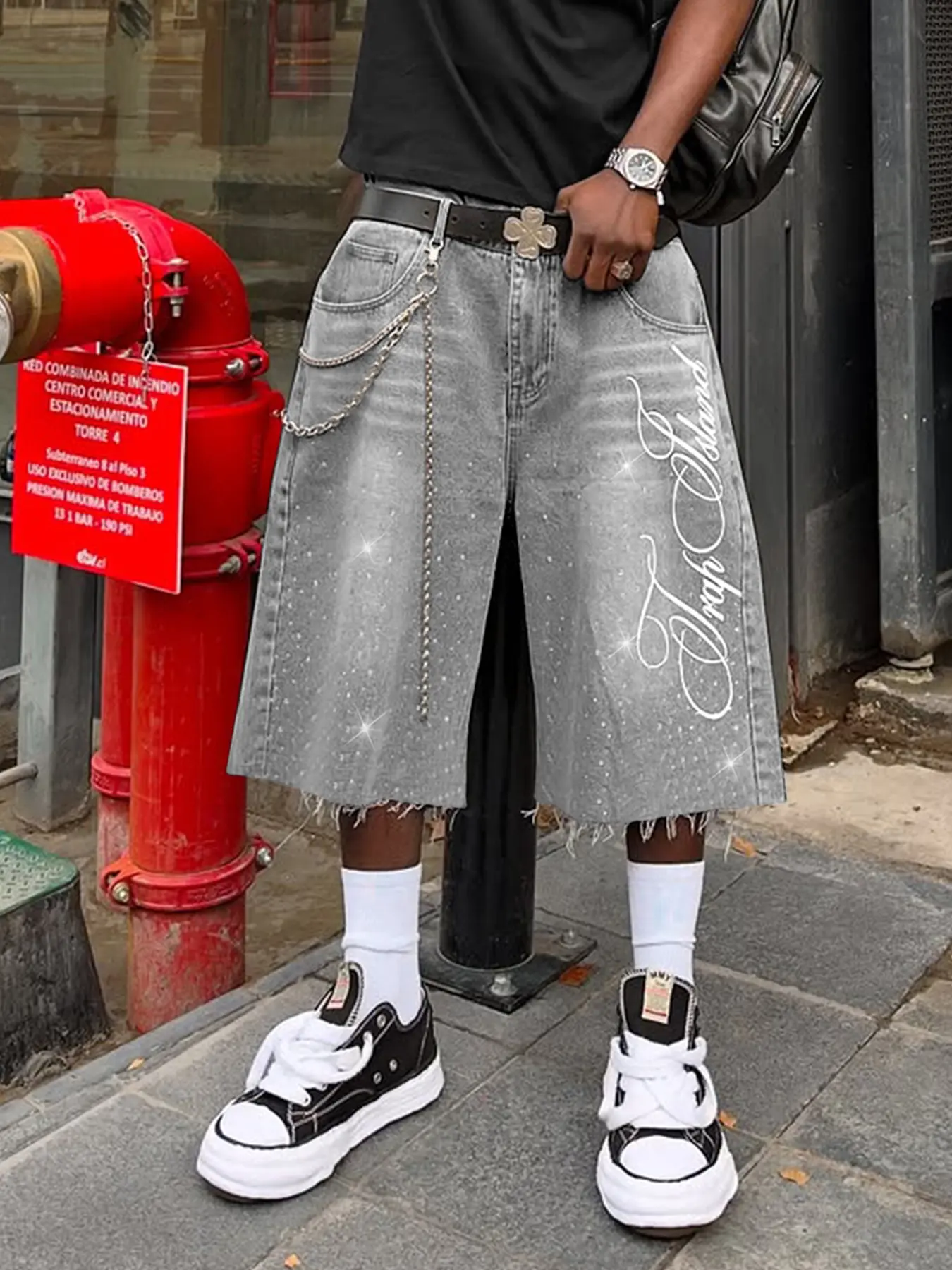 Men's loose-fitting Baggy vintage-style distressed denim jeans with diamond embroidery, cropped jeans, casual denim jeans with letter embroidery, American streetwear style, fashionable everyday wear denim, fashionable street casual style, Menswear