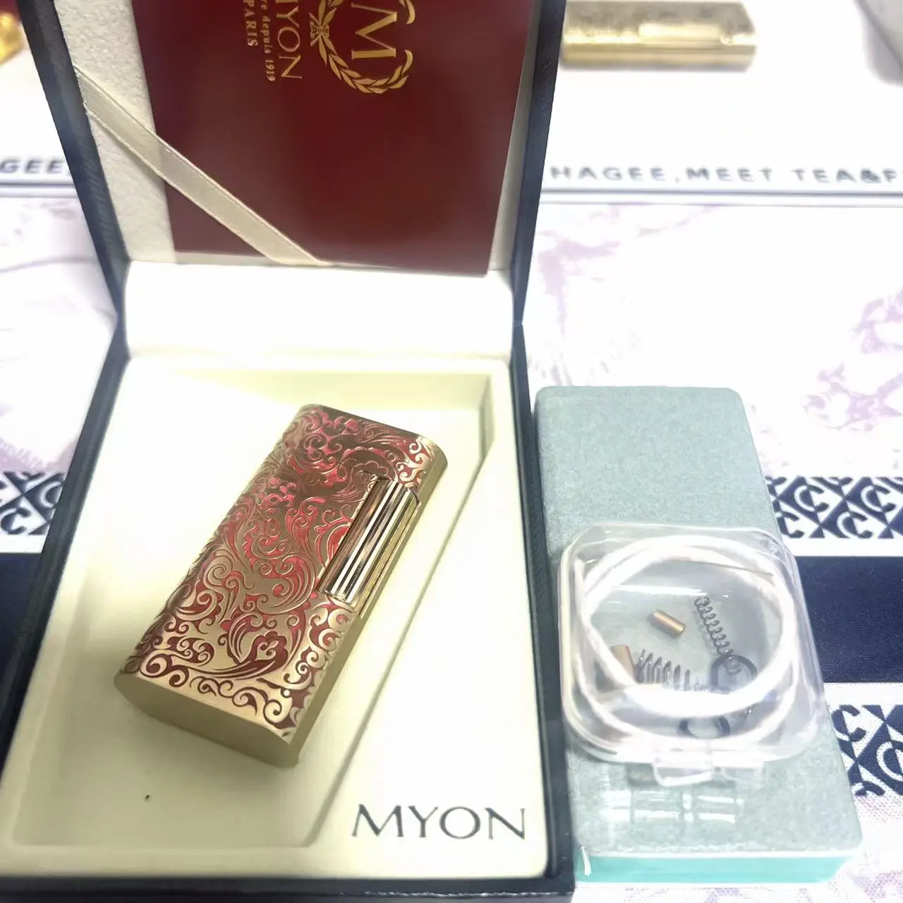 Red auspicious clouds