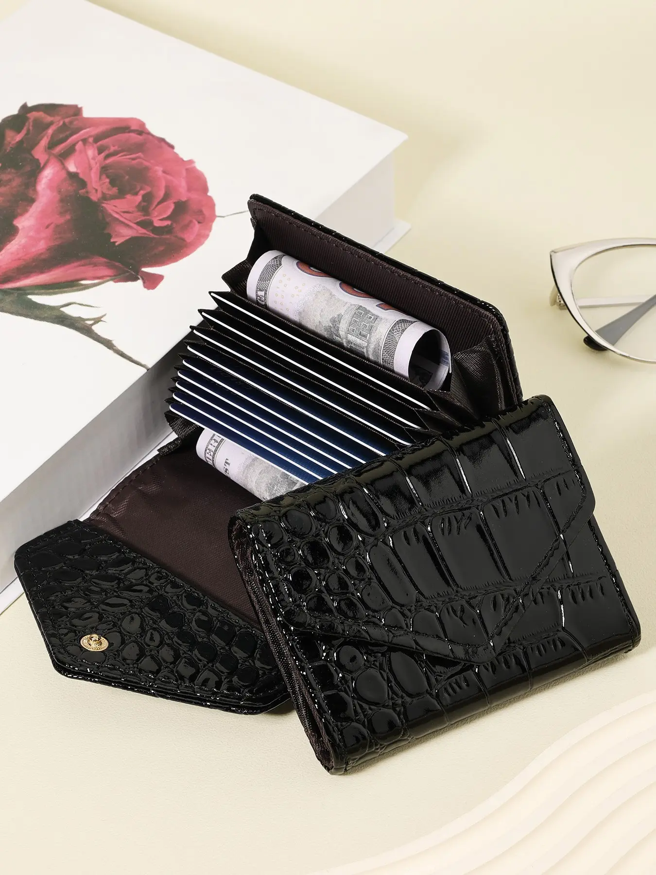 Women's Elegant Minimalist Crocodile Embossed Wallet, Trendy All-match Short Wallet, portable wallet, pu leather wallet, Fashionable Card Holder for Daily Use As Gift for Women, Minimalist Bifold Wallet, Minimalist Wallets, Credit Card Holder
