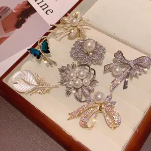 Luxury atmospheric brooch, exquisite sparkling diamond pearl corsage, niche high-end design sense, pin temperament and accessories are luxurious