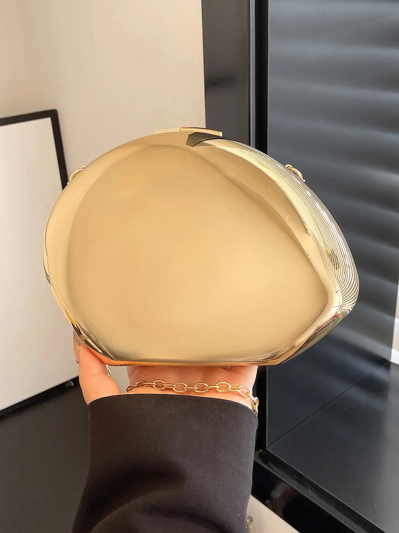 Special-shaped acrylic chain bag, Stylish crossbody, niche design mirrored crossbody bag, hobo crossbody bag, small bag, Stylish chain bags, exquisite and versatile cosmetic bag chain crossbody bag, suitable for attending banquets, etc.