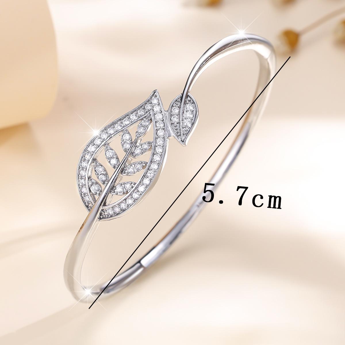 Luxury Leaf Filigree Cuff Bangle Bracelet for Women, Sophisticated Nature Inspired Statement Wrist Accessory, Premium Craftsmanship Timeless Finger Jewelry for Daily Formal Wear, Trending Jewelry Gift