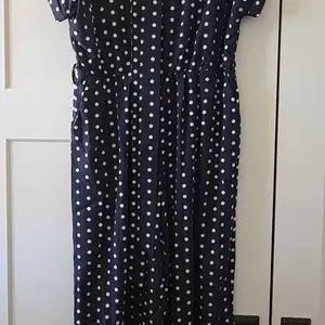 Women's Polka Dot Print Belted Wide Leg Jumpsuit, Elegant Short Sleeve Round Neck Jumpsuit for Vacation Holiday Daily Wear, Ladies Clothes for All Seasons