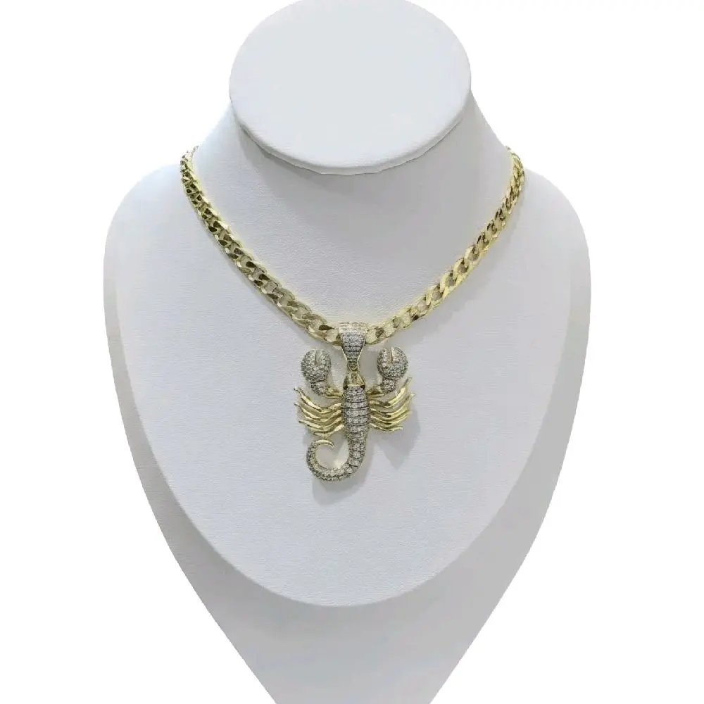 6mmx22inch Cadena cubana martillada con dije de Scorpion . Laminado 14k