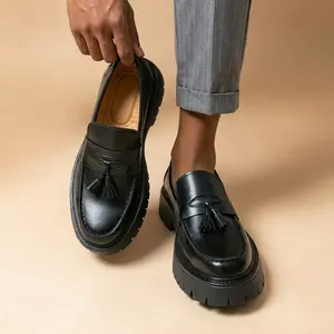 Men’s black patent leather loafers with thick soles — slip-on dress shoes with tassels, non-slip grooved sole, round toe design, suitable for business/office and everyday wear.