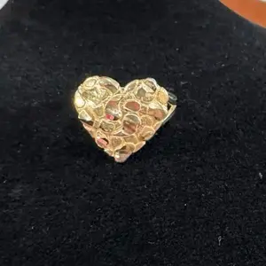 Anillo de Nugget en Talla 8 Diseño de Corazón en Oro de 10K Elegante y Duradero