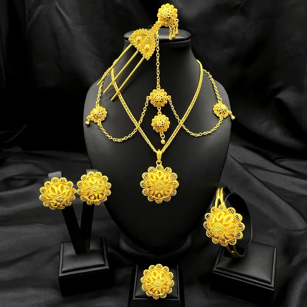 A 12 six piece jewelry set