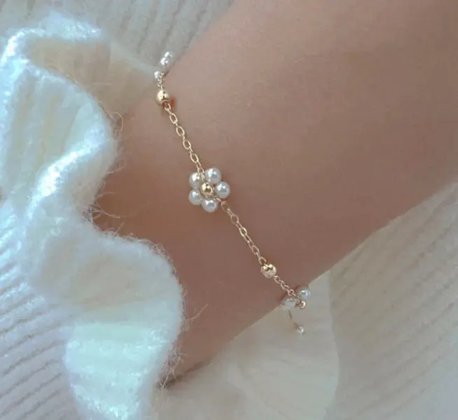 mother of pearl Daisy Flower Bracelet，Delicate Jewelry Accessory，Holiday Birthday Valentine's Day Gift for Girlfriend Women Girls, Elegant All- match Classic Daily Wear，Creative Christmas New Year's Minimalist Cute Fashion Pendant Chain Bracelet