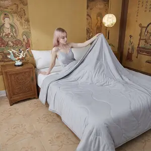 Super soft cooling fiber summer quilt! Breathable & lightweight, perfect for hot nights. Machine washable, fits King & Queen beds. Must-have bedding for your bedroom! #SummerQuilt #CoolBedding