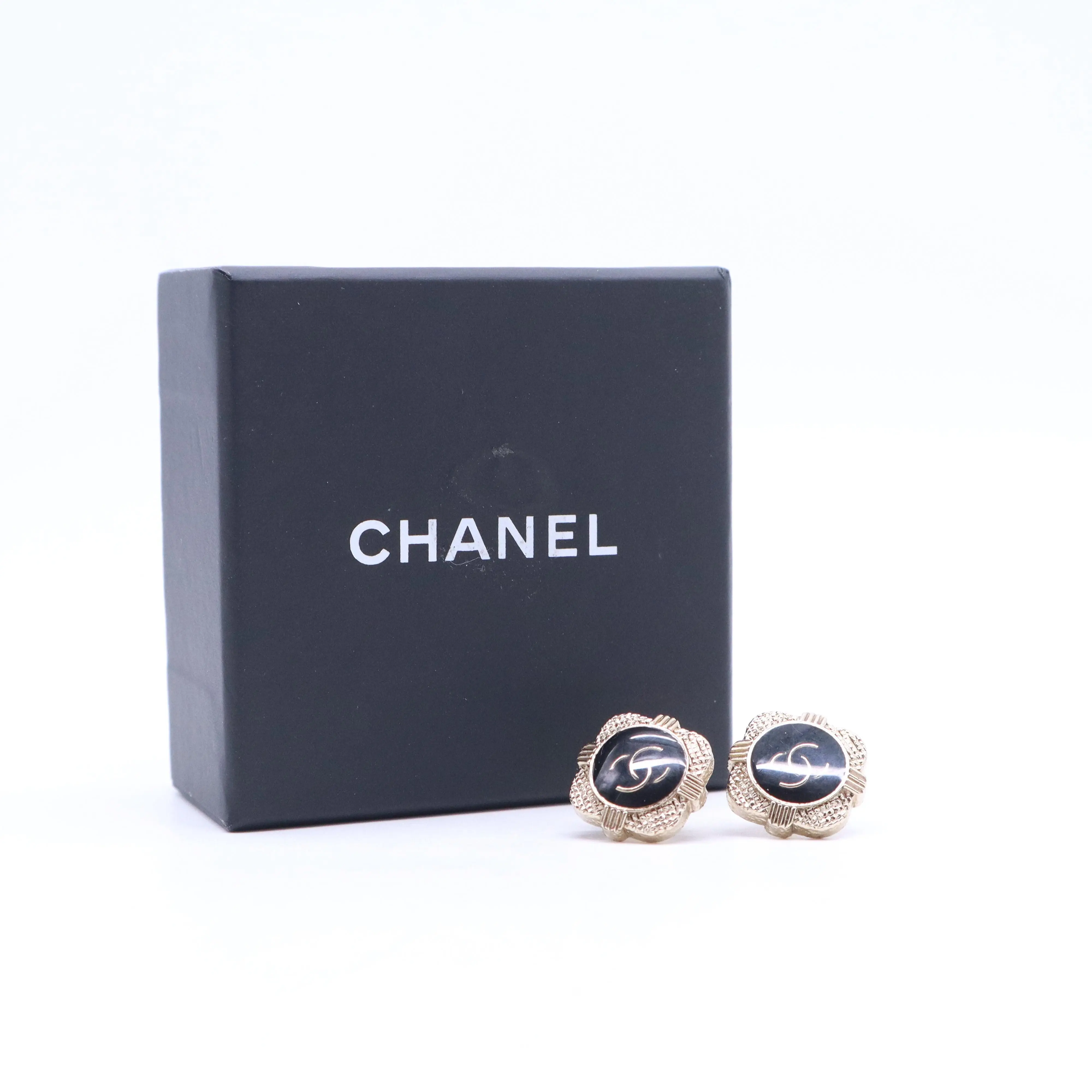 Pre-owned Chanel Resin CC Round Earrings W21122