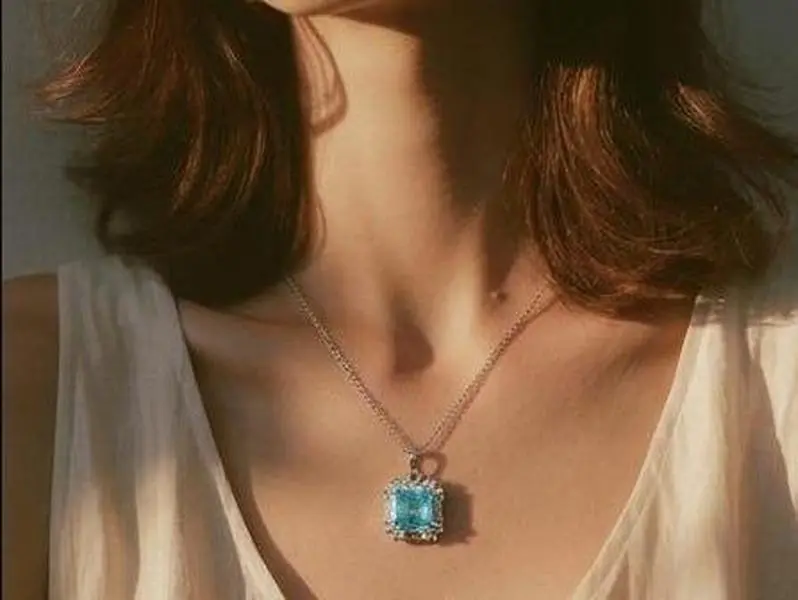 Vintage Square Blue Crystal Halo Necklace for Her - Timeless Old Money Elegance Pendant, Perfect Prom & Anniversary Jewelry