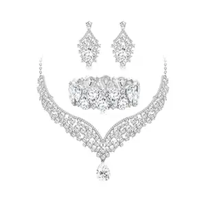 This 3-Piece Crystal Set 