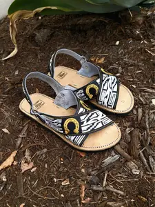 Handmade Men’s Black Leather Huarache Cruzado – Horseshoe Embroidery – Genuine Mexican Sandals