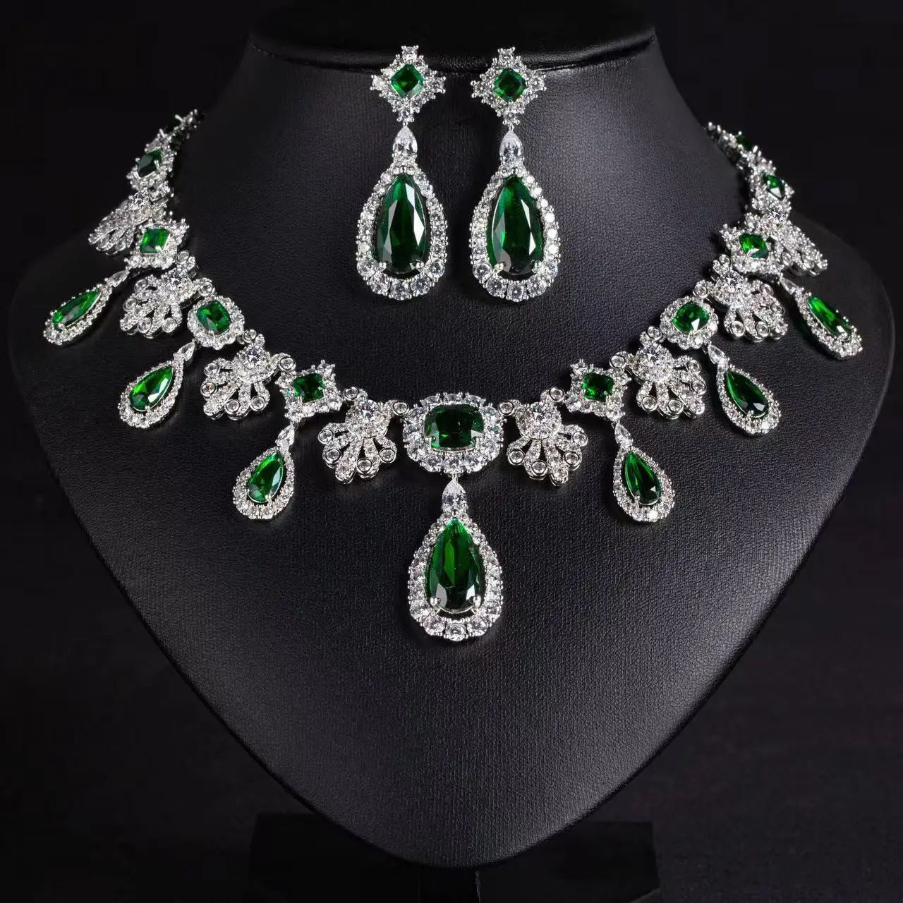 Women's Vintage Layered Teardrop Emerald Simulated Gemstone 2-Piece Jewelry Set - Bib Statement Necklace, Drop Dangle Earrings, Royal Bridal Choker for Wedding Evening Party Gift