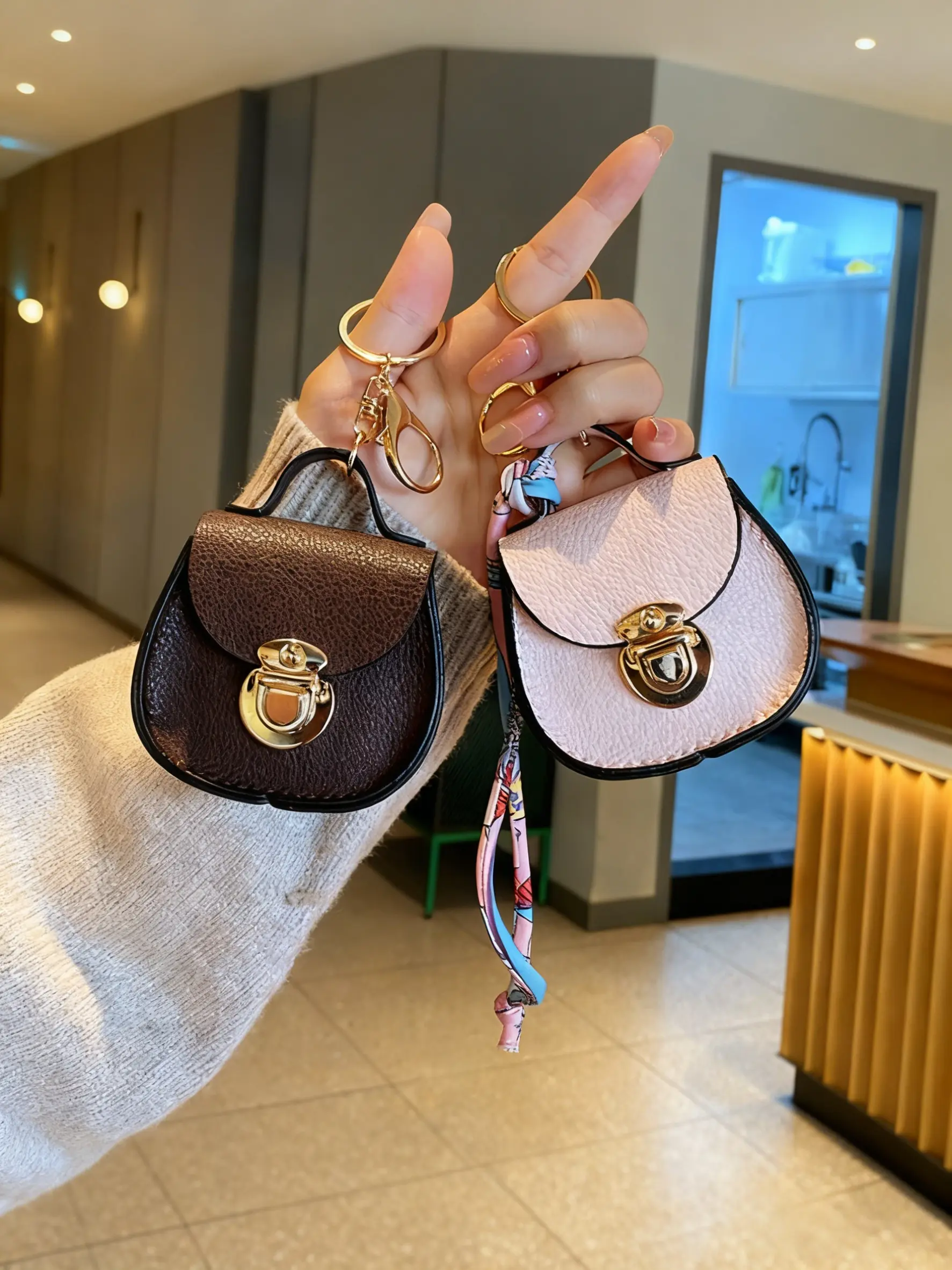 Versatile Saddle Small Bag, Coin Purse Hanging Decoration, Zipper Portable Multifunctional Bag, Multiple Colors Available, Fashionable and Convenient