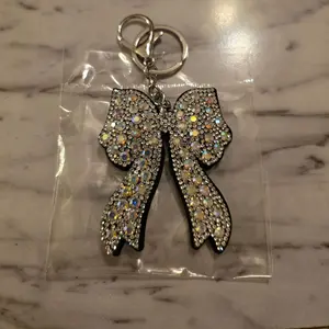 Glitter Bow Keychain with Rhinestones, Silver Color, Decorative Accessory for Keys, Perfect for Gifts and Personal Use
