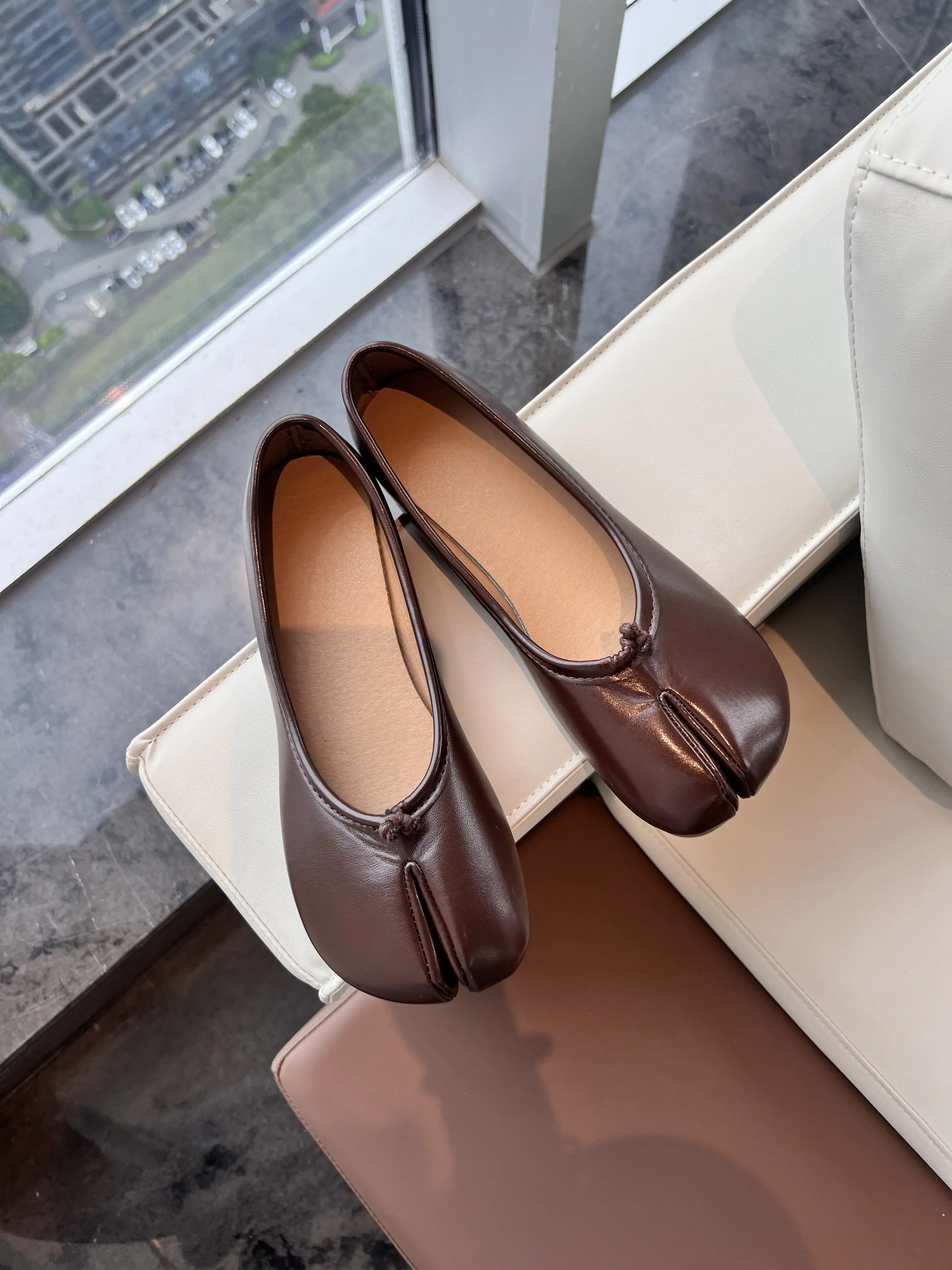Trendy Split Toe Leather Flat Shoes Women Retro Coffee Color Slip On Loafers Soft Insole Non Slip Daily Walking Shoes Fashion Minimalist Split Toe Ballet Shoes
