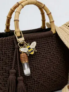 Bee keychain compatible with bottled bottles, cute bee-shaped acrylic key with lobster clasp, birthday bee-themed gift accessory, bee-pattern portable hanging bottle, pendant, car keychain, key strap