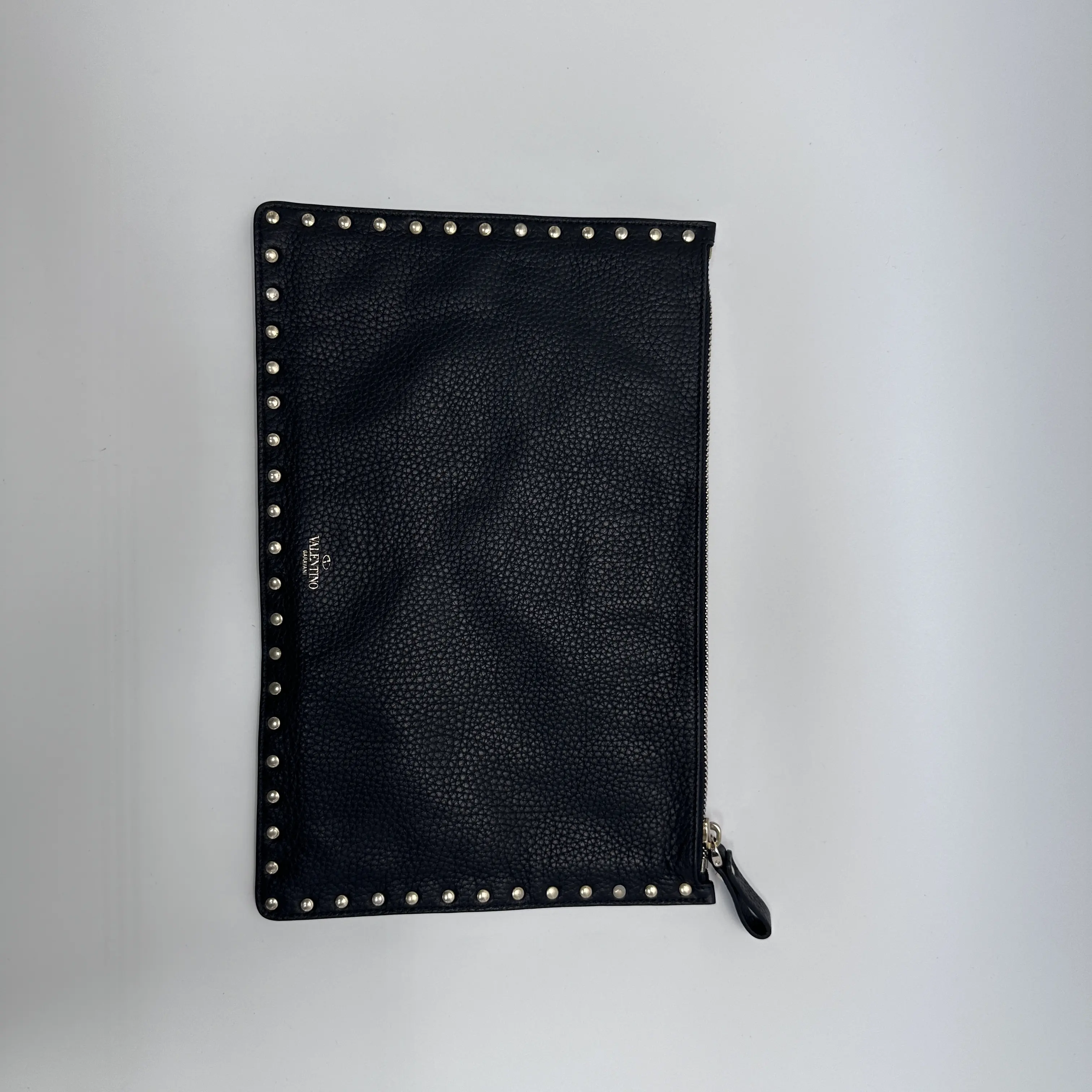 Pre-owned Valentino Garavani Large Rockstud Leather Pouch