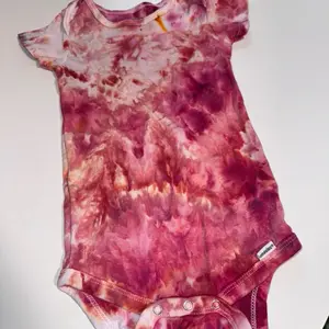 Daisy Co. Hand-Dyed Baby Onesie - Colorful Tie-Dye Design, Short Sleeves, Button Fastening, Soft and Stretchy, Machine Washable, Sizes 18 Months to 24 Months