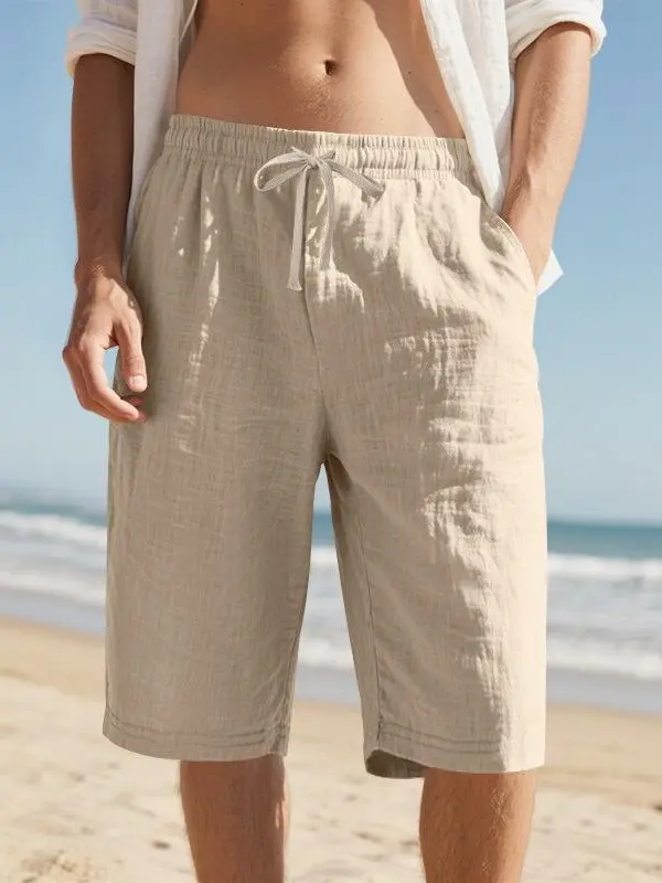 Summer breathable linen texture men’s shorts, fully elastic waistband, solid color drawstring, side pockets, lightweight crinkled cotton-feel fabric, suitable for beach/sand, commuting, and casual wear; mid-length shorts.