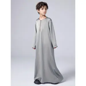 A Simple And Loose Thobe with a Round Neck And Contrasting Colors for Middle Eastern Muslim Boys During Ramadan.