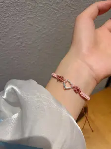 A fashionable and cute heart-shaped braided bracelet, suitable for daily wear, vacation and dating occasions, and also a surprising and exquisite small gift.