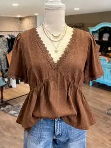 Large Size Commuter Style Caramel V-Neck Lace Embroidered Top Blouse, Summer Soft Doll Shirt, Fashionable and Comfortable Clothing