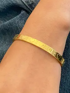 Exquisite and Romantic Style  Stainless Steel 18k Gold-Plated Waterproof and Anti-Allergy Buckle Heart Design Bracelet  Personalized and Elegant Feminine Heart-Shaped Jewelry Gift