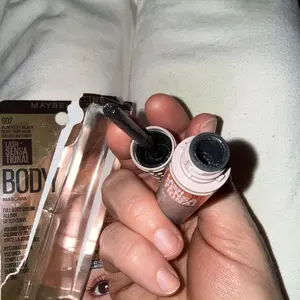 Product Review of Lash Sensational Body Mascara, Silky Buildable Formula, 24HR Lift, Maybelline New York from k**e