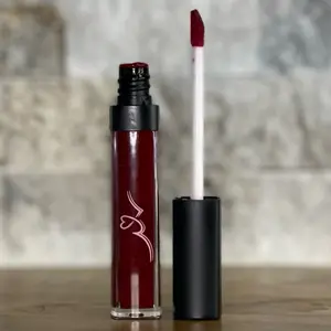 Cherry Red, Our high-shine,highly pigmented glistening lip gloss offers a gorgeous sheen and a deep burst of color that lasts for an impressively extended period. Its slightly viscous texture is specially designed to provide an intense,long lasting shine.