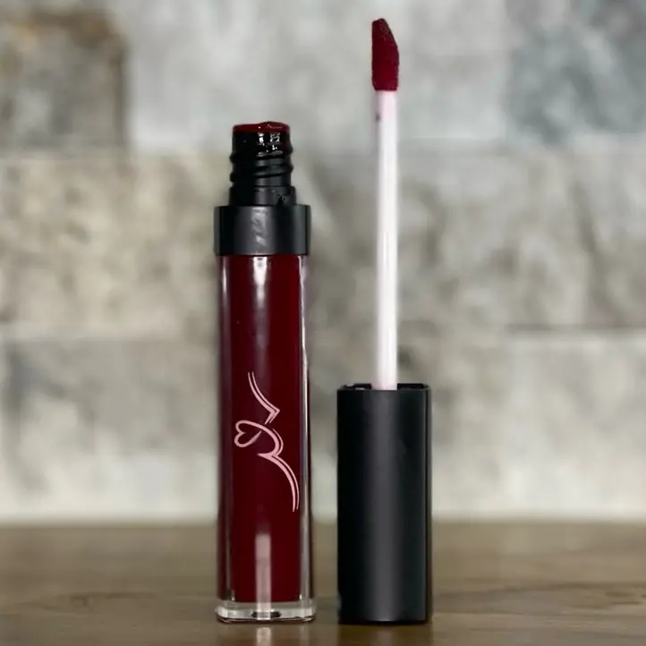 Cherry Red, Our high-shine,highly pigmented glistening lip gloss offers a gorgeous sheen and a deep burst of color that lasts for an impressively extended period. Its slightly viscous texture is specially designed to provide an intense,long lasting shine.
