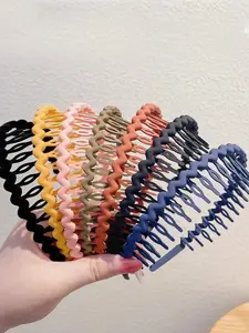 A fashionable and elegant wave headband, chic headbands, suitable for daily wear, vacation and dating occasions, and also a surprising and exquisite small gift.