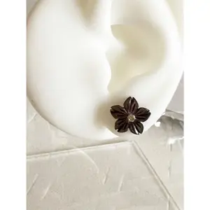.10 ct Brown Flower Earring