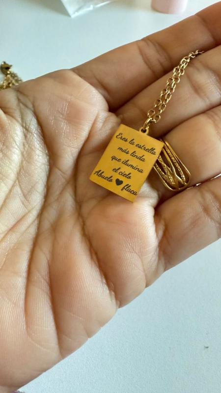 Collar rectangular con foto y texto