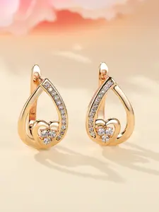 A pair of heart-shaped water drop earrings made of synthetic crystal and zirconium oxide, stylish and elegant, suitable for everyday wear by women attending weddings.