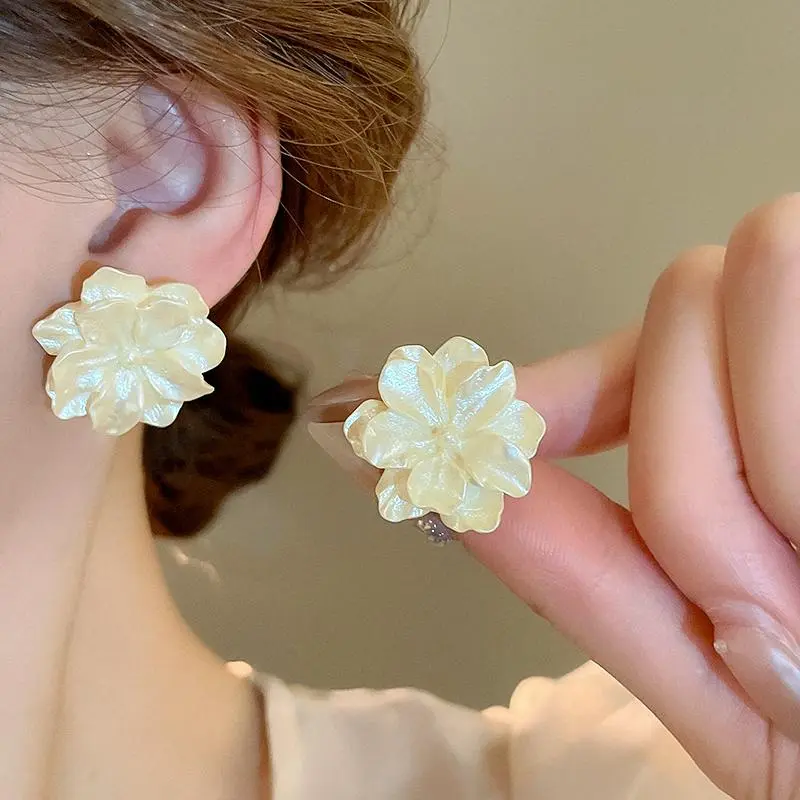 White Acrylic Flocking Three-dimensional Flowers Stud Earrings Women Sweet Floral Girl Earring Versatile Fashion Ear Jewelry K-