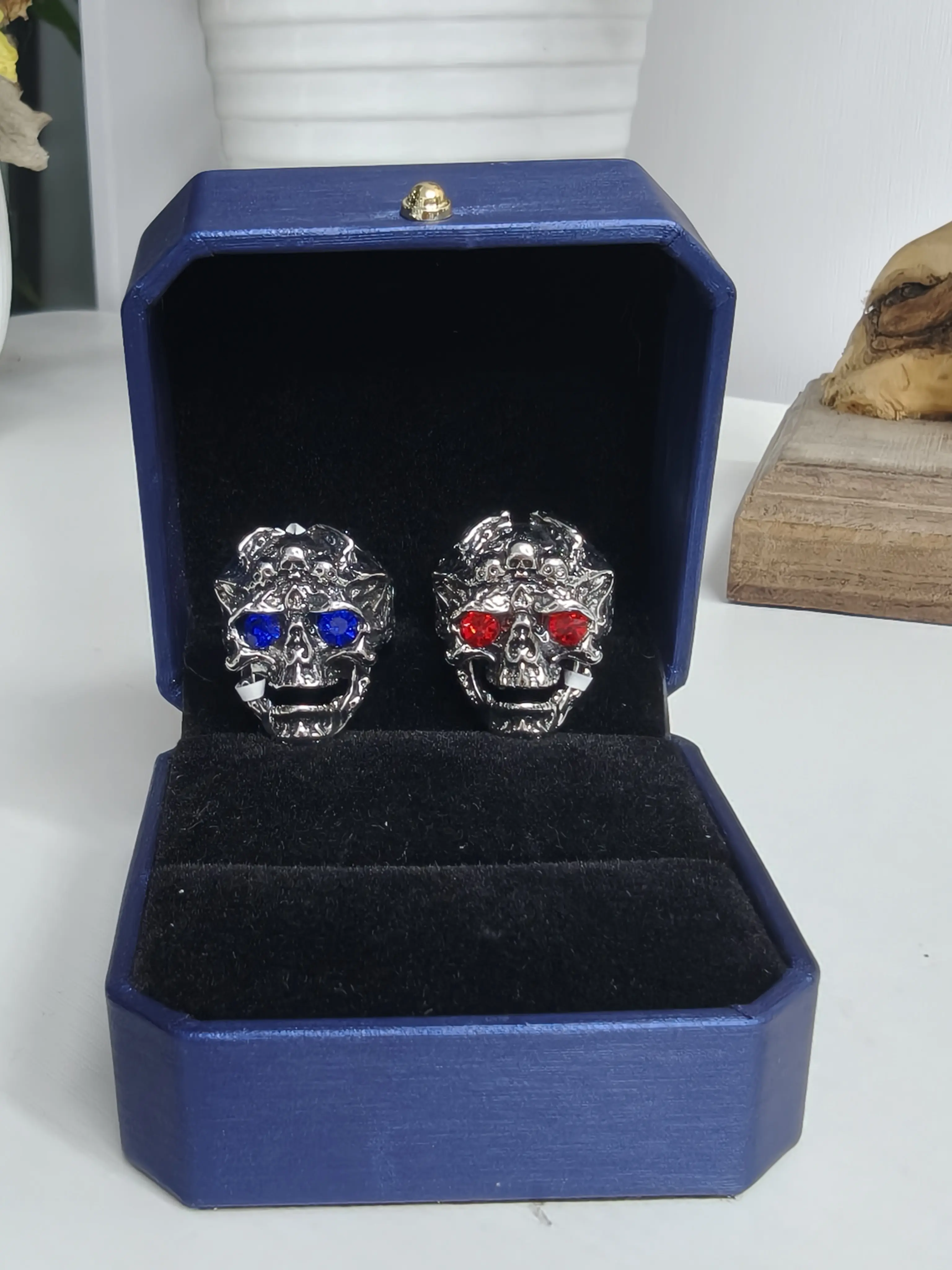 Aurora(16942)gc.Gothic carved skull ring with crystal eyes
